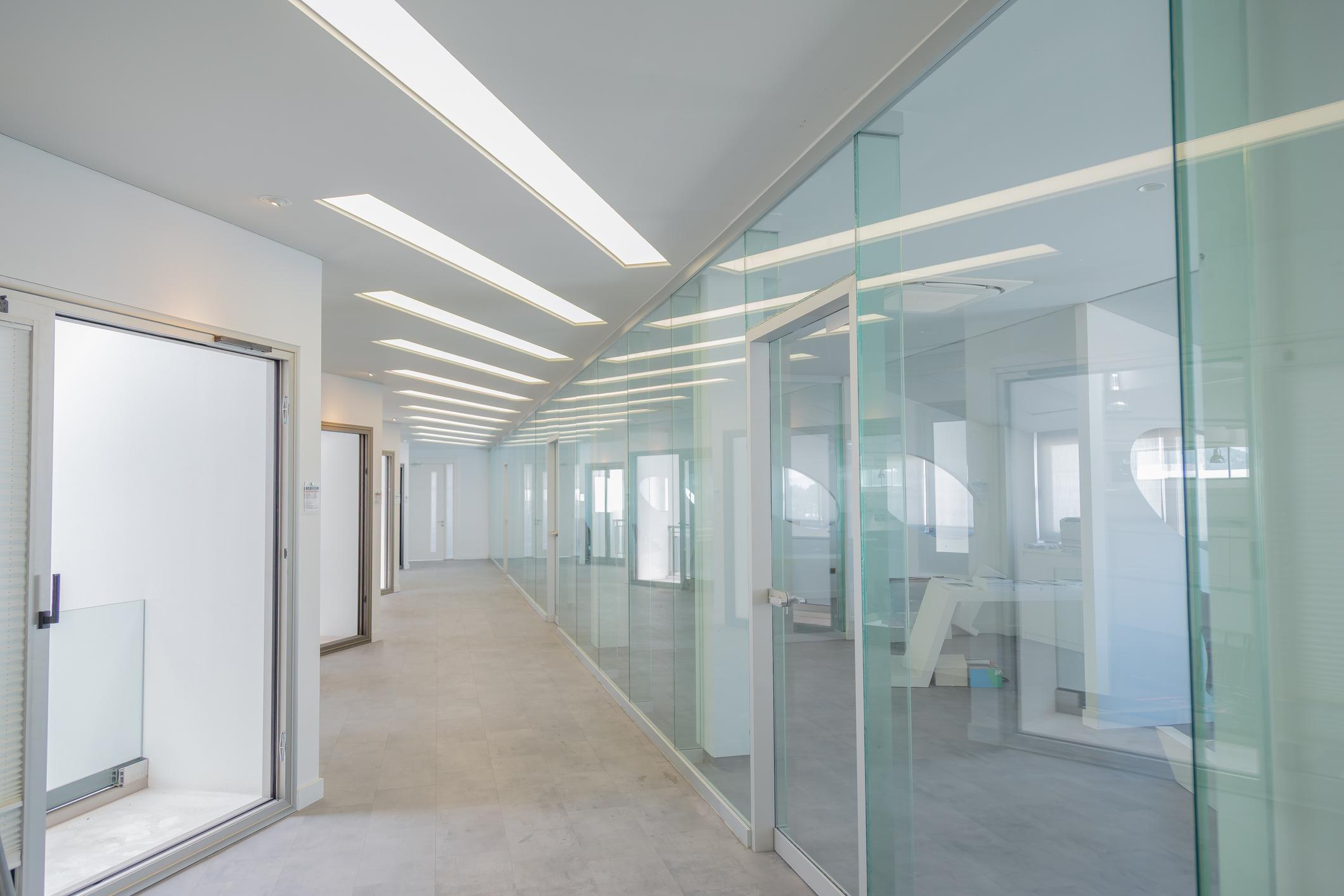991275006_Frameless Glass Partition 1.jpg